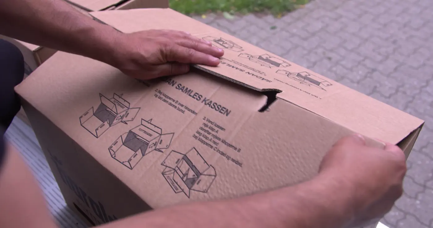 En flyttekasse bliver samlet, før den skal pakkes